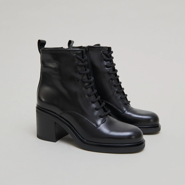 Boots &agrave; talons et &agrave; lacets en cuir noir | DUPLEX | Jonak