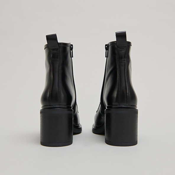 Boots a talons et a lacets en cuir noir Jonak