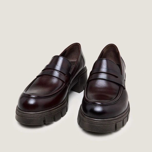 Mocassins &agrave; semelles crant&eacute;es en cuir brun rouge | ARON | Jonak