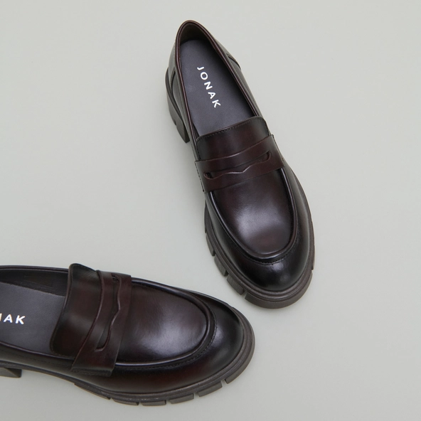 Mocassins &agrave; semelles crant&eacute;es en cuir brun rouge | ARON | Jonak