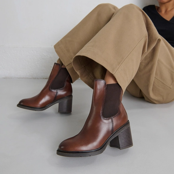 Bottines à élastiques et bouts arrondis.... en cuir cognac | ATILA | Jonak