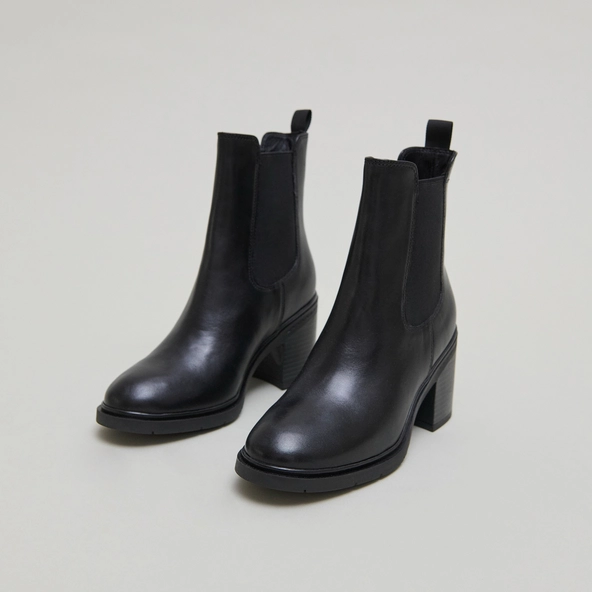 Bottines à élastiques et bouts arrondis.... en cuir noir | ATILA | Jonak