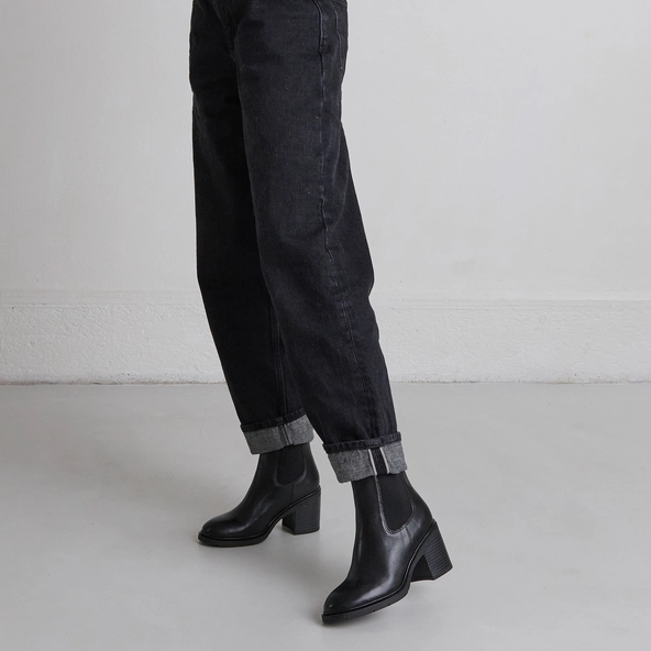 Bottines à élastiques et bouts arrondis.... en cuir noir | ATILA | Jonak