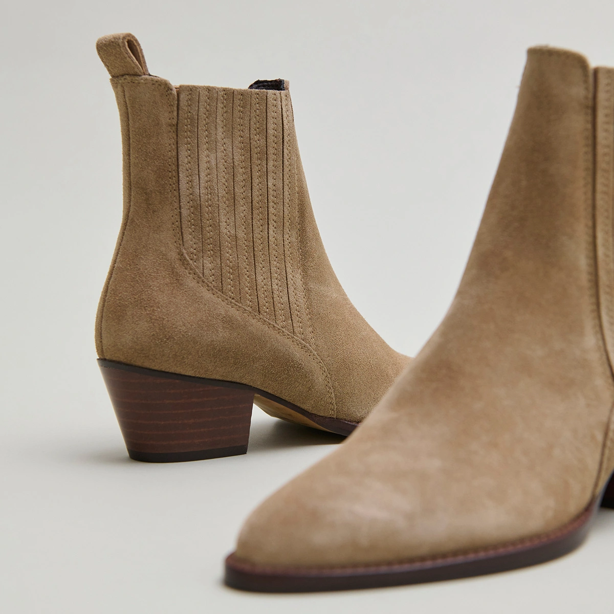 Boots à petits talons biseautés et élast... en croute taupe | BAILEY | Jonak