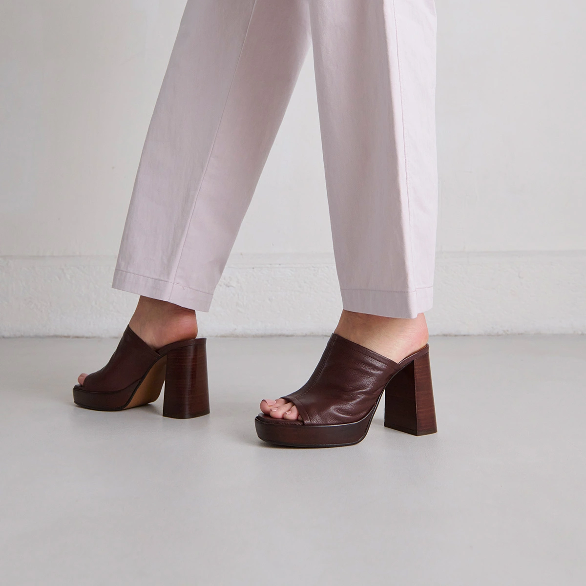 Mules &agrave; talons en cuir marron | BAYA | Jonak