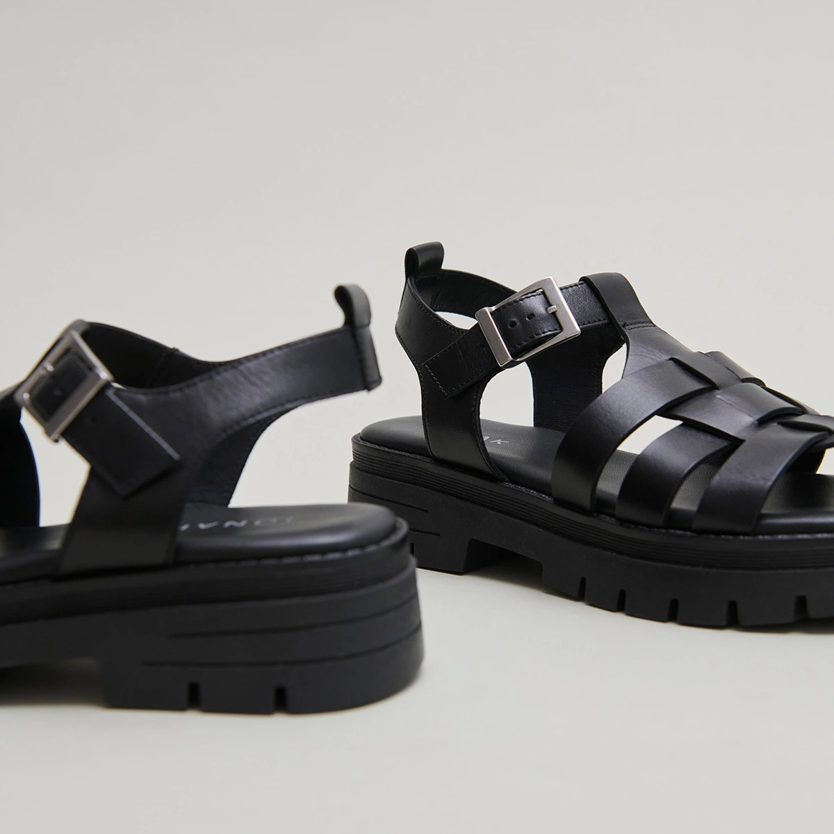 Sandales à semelles crantées en cuir noir | ANASTASIA | Jonak