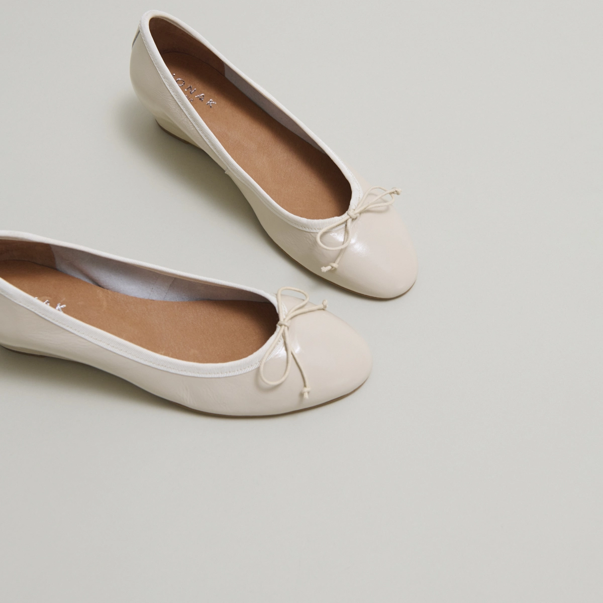 Ballerines compensées en vernis plissé écru | AIRELLE | Jonak