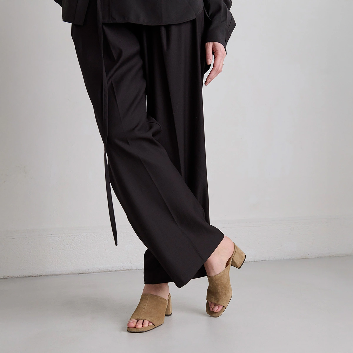 Mules à talons et bouts ouverts en croûte taupe | BUTTERFLY | Jonak