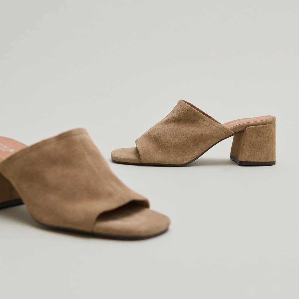 Mules à talons et bouts ouverts en croûte taupe | BUTTERFLY | Jonak