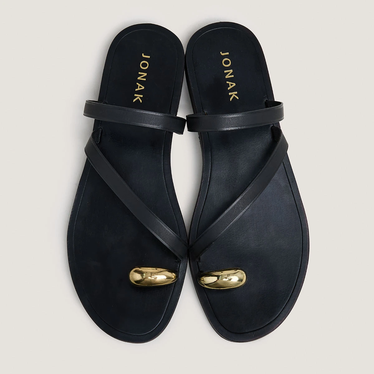 Sandales à brides fines et détails doré... en cuir noir | WIFE | Jonak