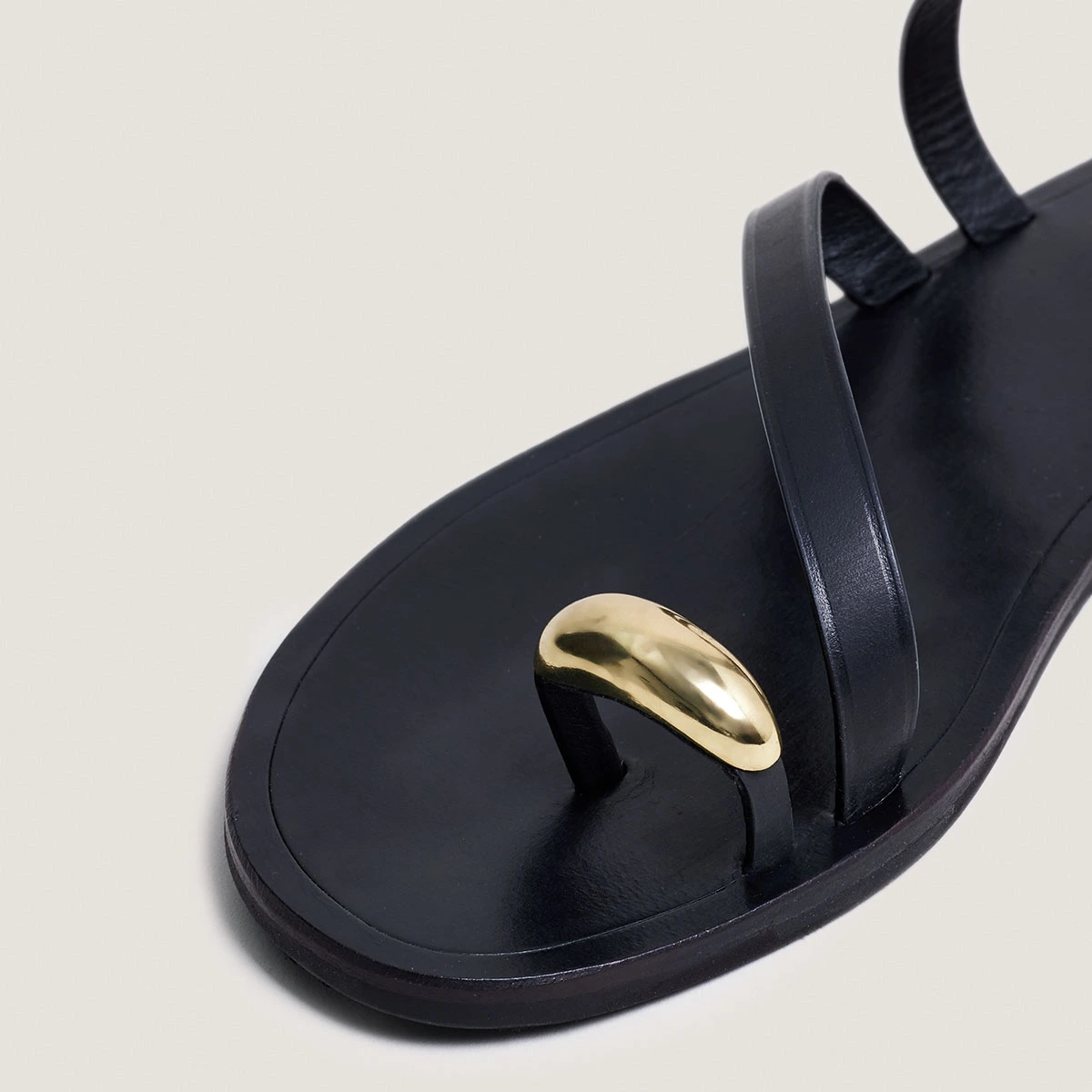 Sandales à brides fines et détails doré... en cuir noir | WIFE | Jonak