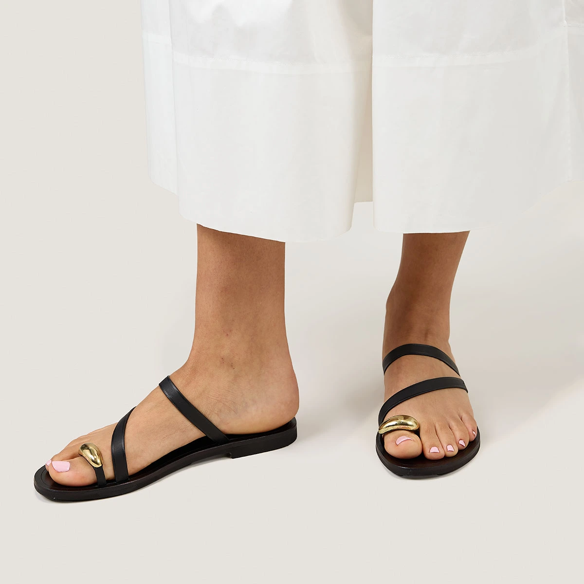 Sandales à brides fines et détails doré... en cuir noir | WIFE | Jonak
