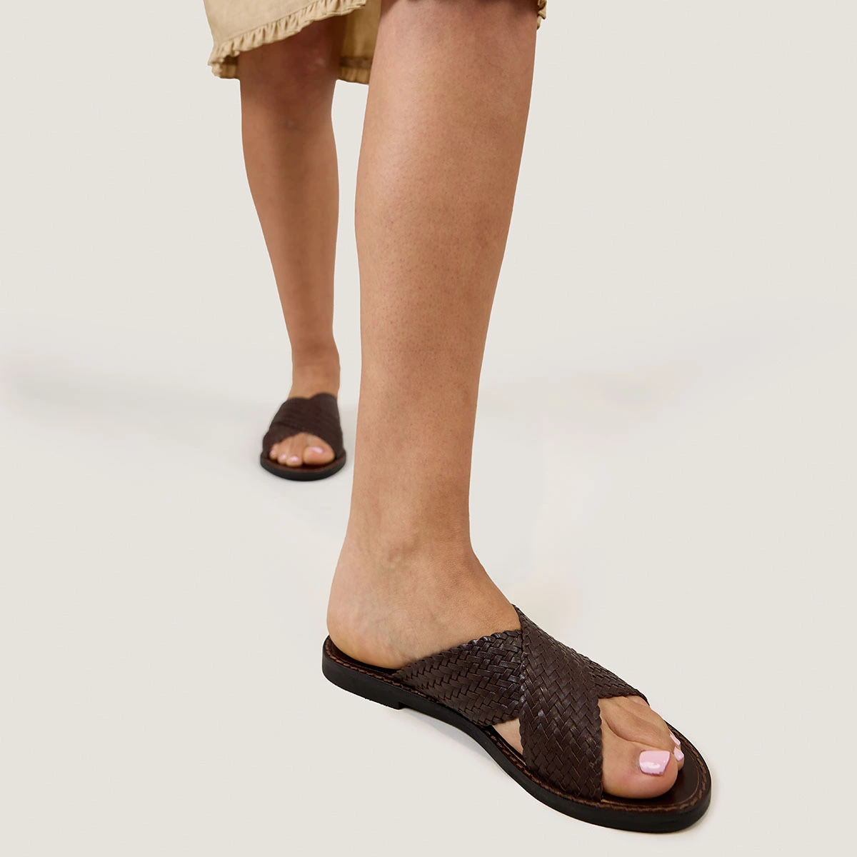 Nu-pieds &agrave; brides larges entrecrois&eacute;es... en cuir marron fonc&eacute; | WITCH | Jonak