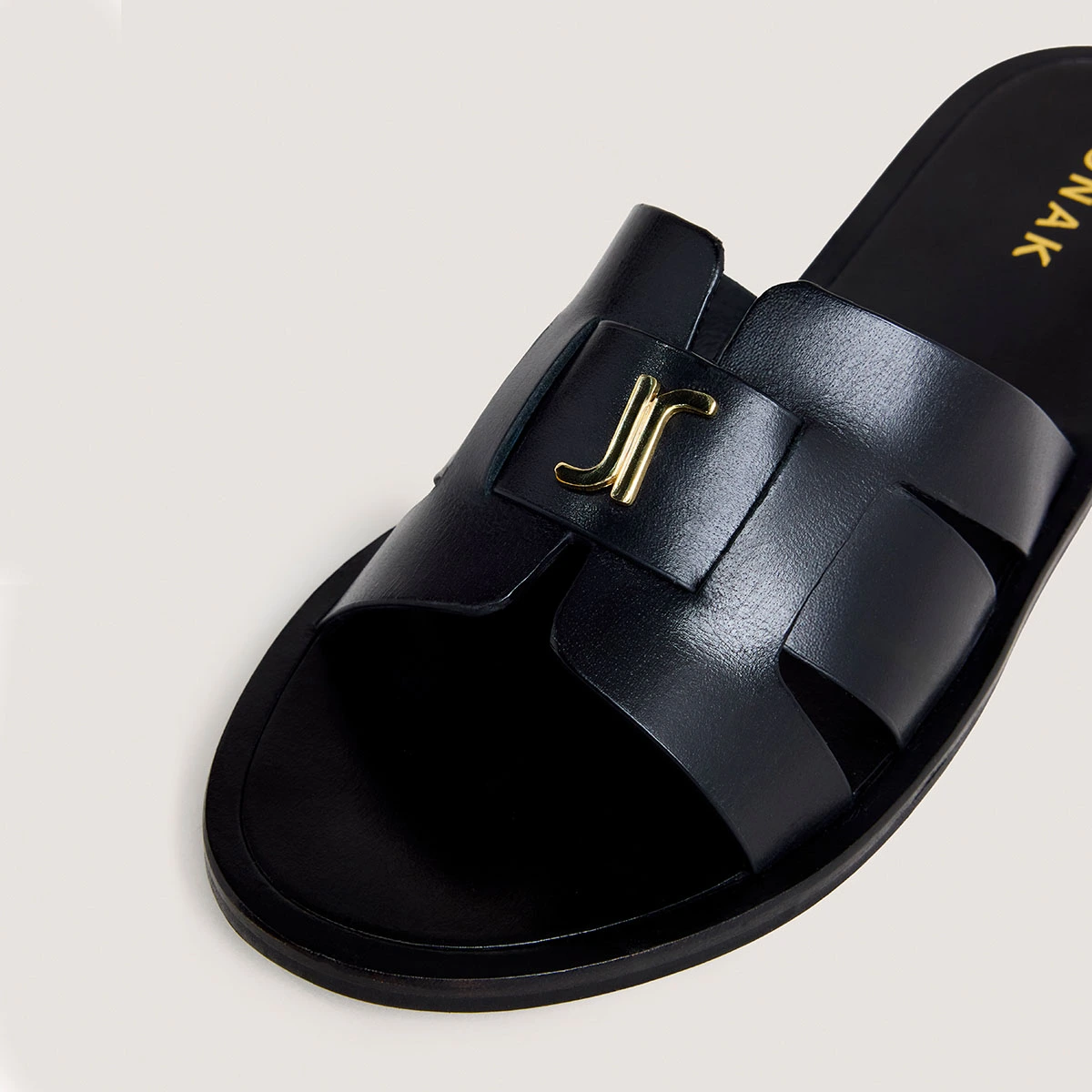 Sandales &agrave; monogrammes en cuir noir | WEIL | Jonak