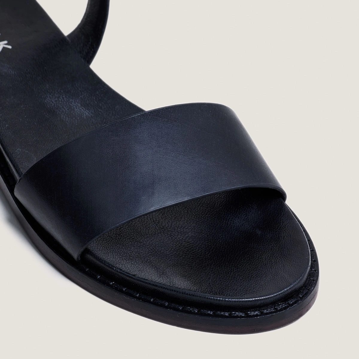 Sandales à brides et boucles ajustables en cuir noir | WIK | Jonak