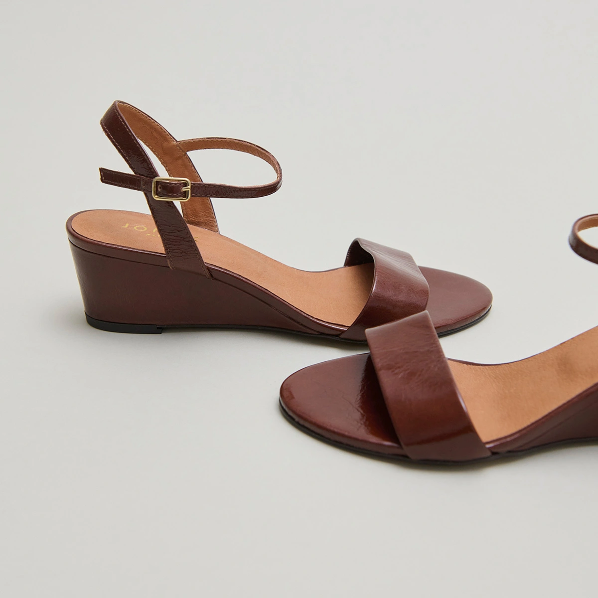 Sandales compens&eacute;es en cuir brillant marron | AGRUME | Jonak