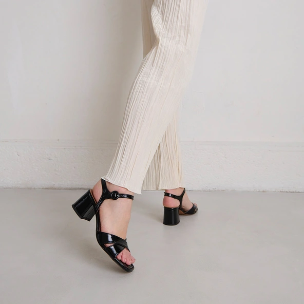 Sandales à talons en vernis plissé noir | BRIELLA | Jonak
