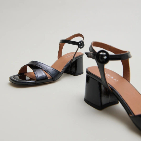 Sandales à talons en vernis plissé noir | BRIELLA | Jonak