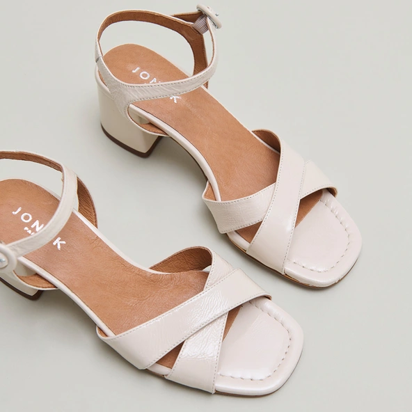 Sandales à talons en vernis plissé écru | BRIELLA | Jonak