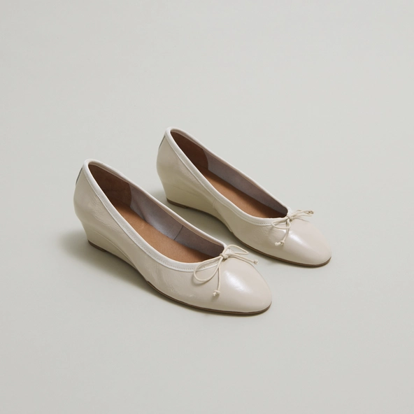 Ballerines compensées en vernis plissé écru | AIRELLE | Jonak