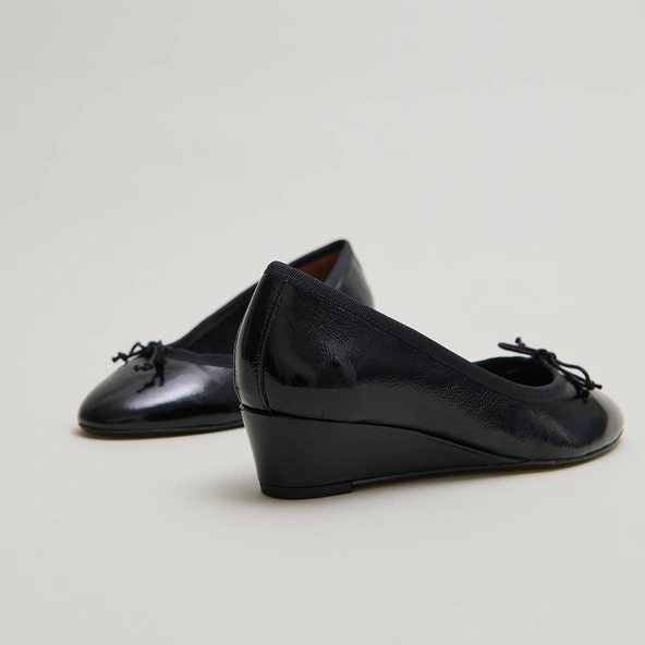 Ballerines compensées en vernis plissé noir | AIRELLE | Jonak