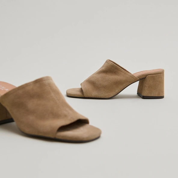 Mules à talons et bouts ouverts en croûte taupe | BUTTERFLY | Jonak