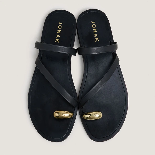 Sandales à brides fines et détails doré... en cuir noir | WIFE | Jonak