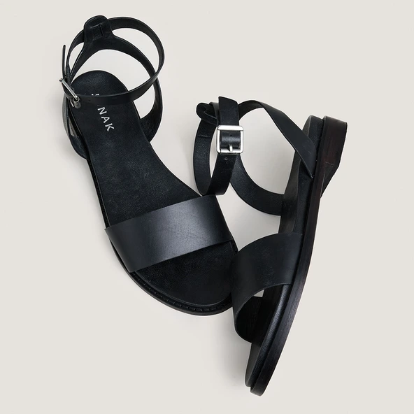 Sandales à brides et boucles ajustables en cuir noir | WIK | Jonak