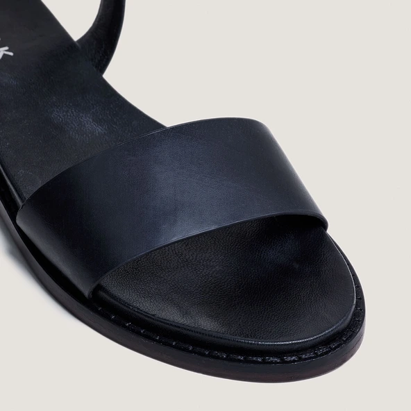 Sandales à brides et boucles ajustables en cuir noir | WIK | Jonak