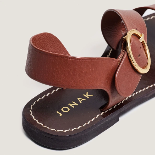 Sandales à brides larges et boucles ajus... en cuir cognac | WELBI | Jonak