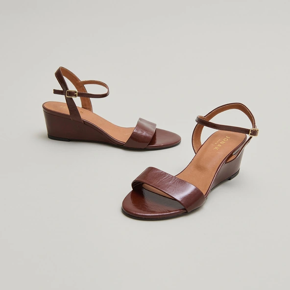 Sandales compens&eacute;es en cuir brillant marron | AGRUME | Jonak