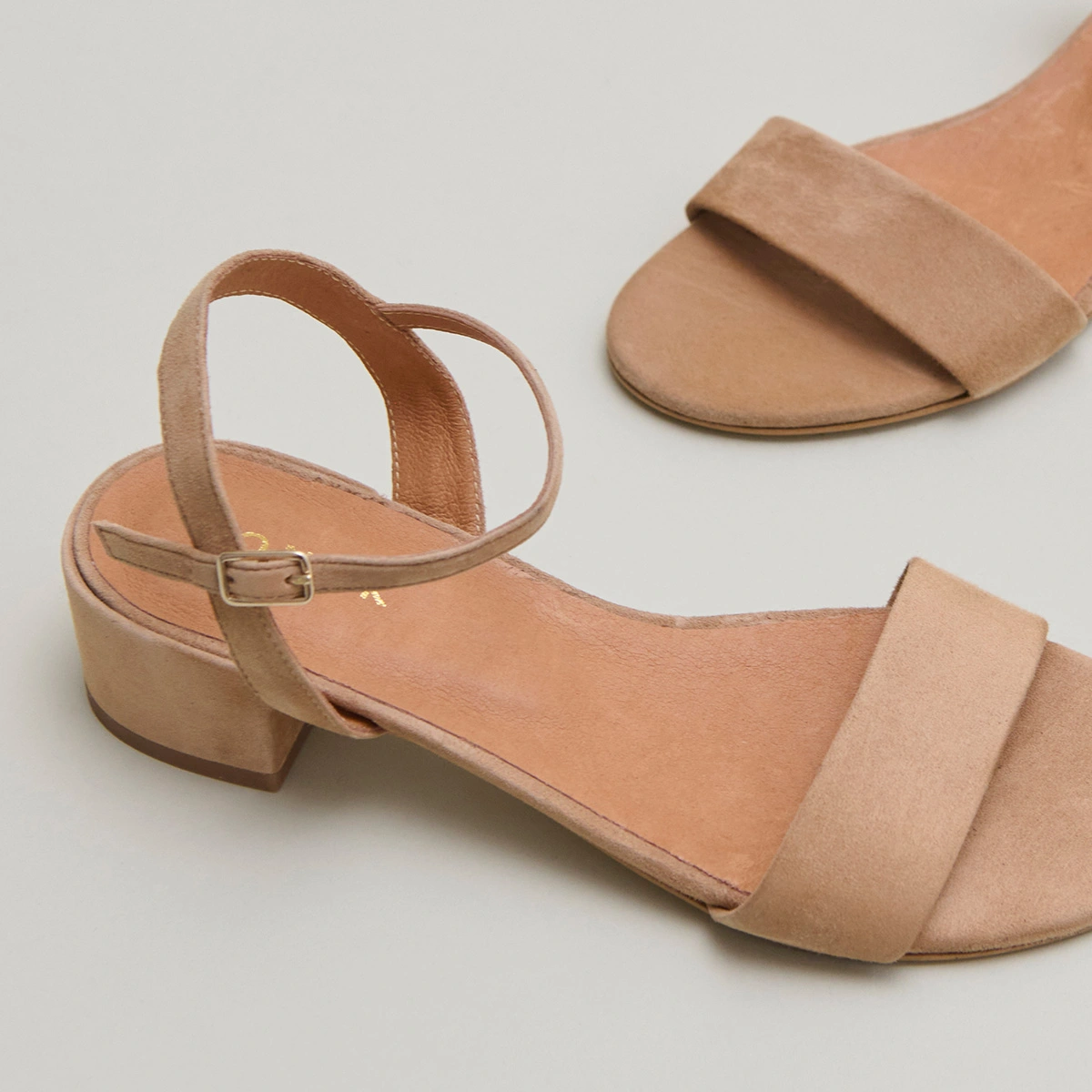 Sandales &agrave; talons carr&eacute;s en velours camel | VIA | Jonak