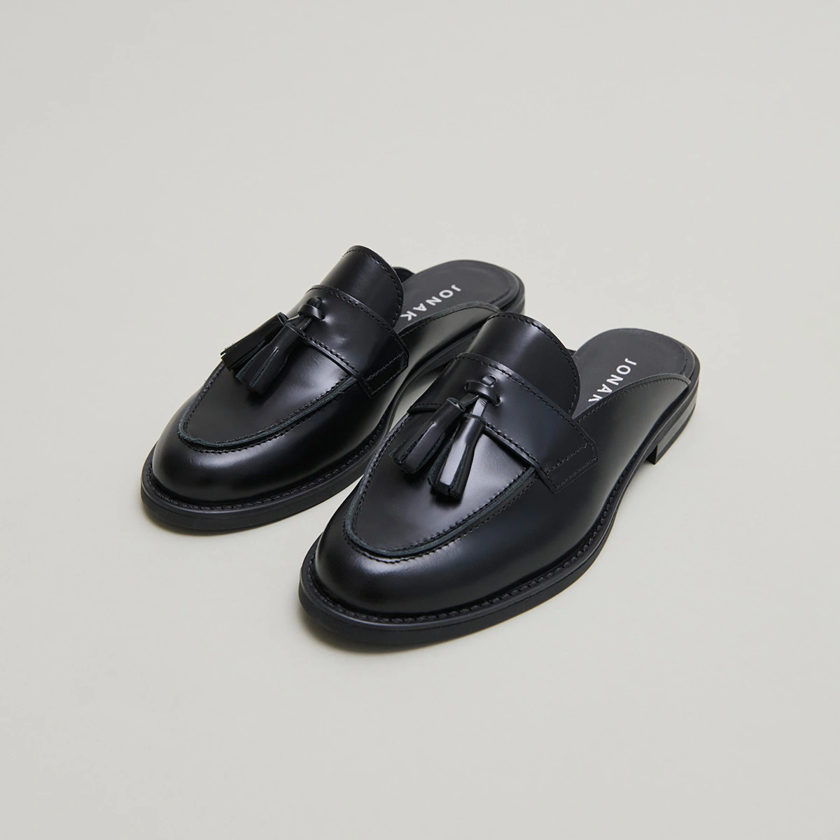 Mocassins à glands et bouts arrières ouv... en cuir glacé noir | NATALY | Jonak
