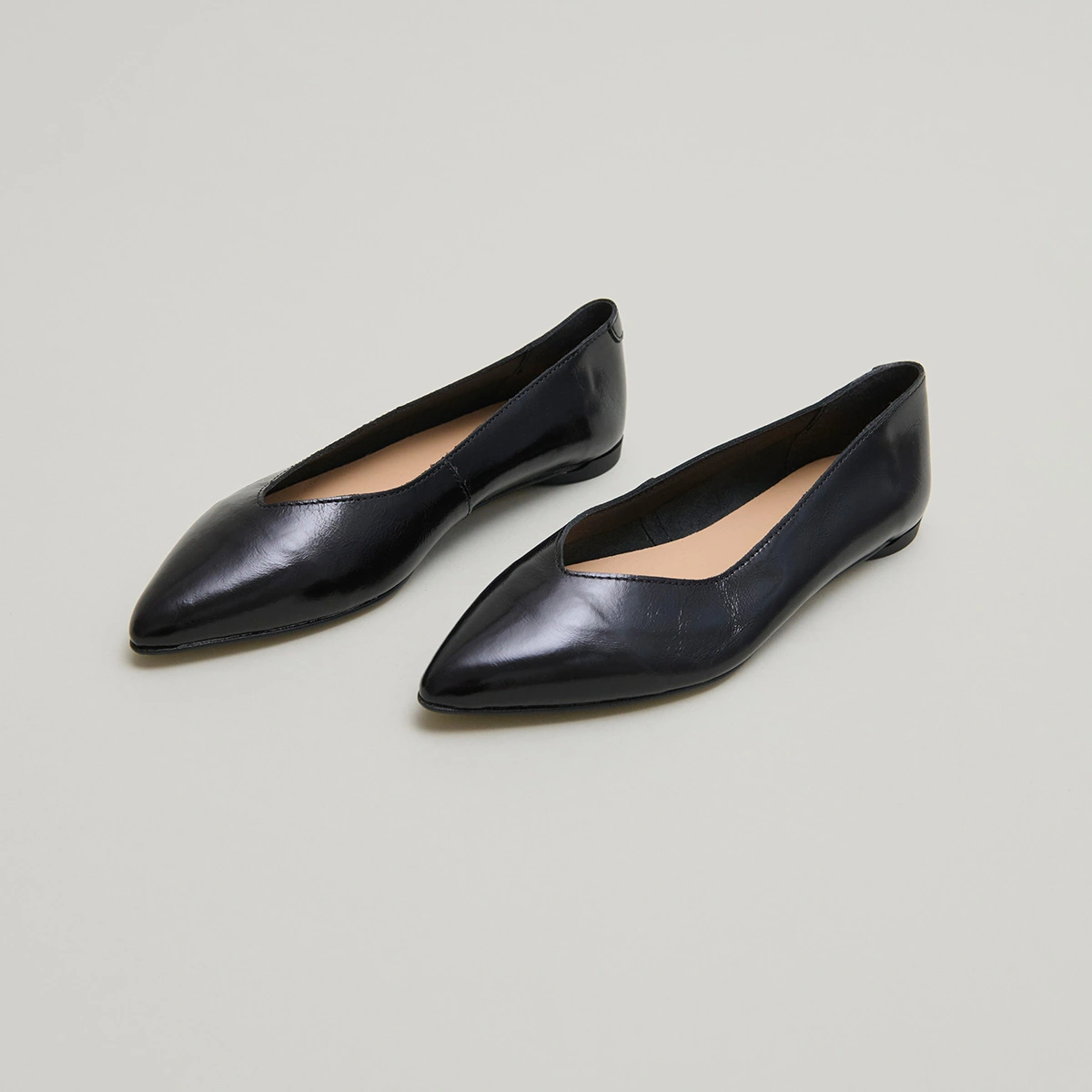 Ballerines à bouts pointus en vernis plissé noir | NOEMIE | Jonak