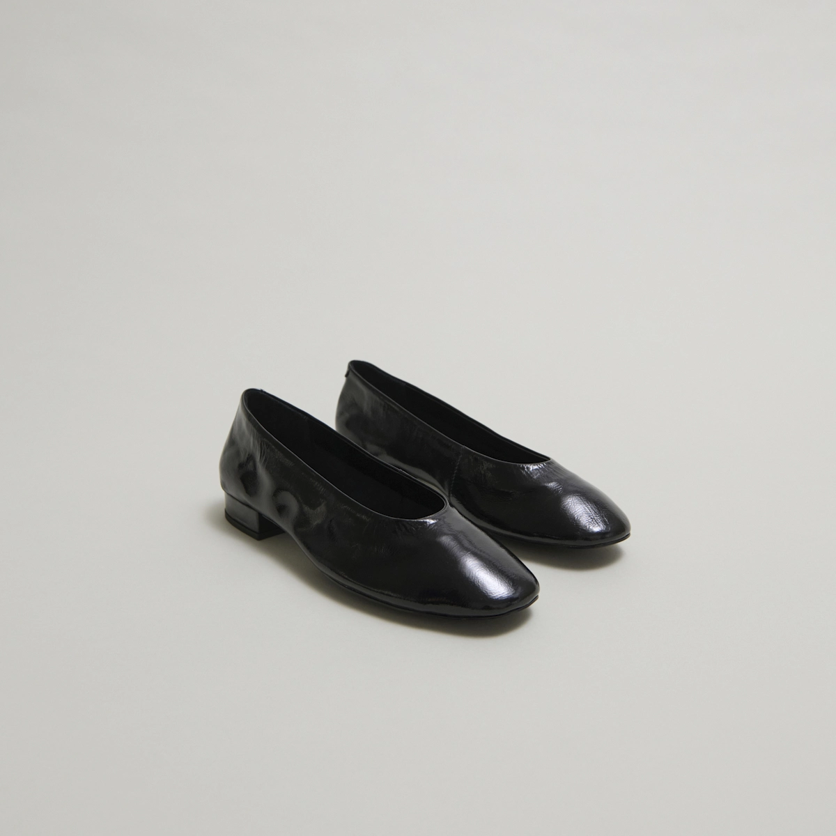 Ballerines &agrave; petits talons en vernis pliss&eacute; noir | LEA | Jonak