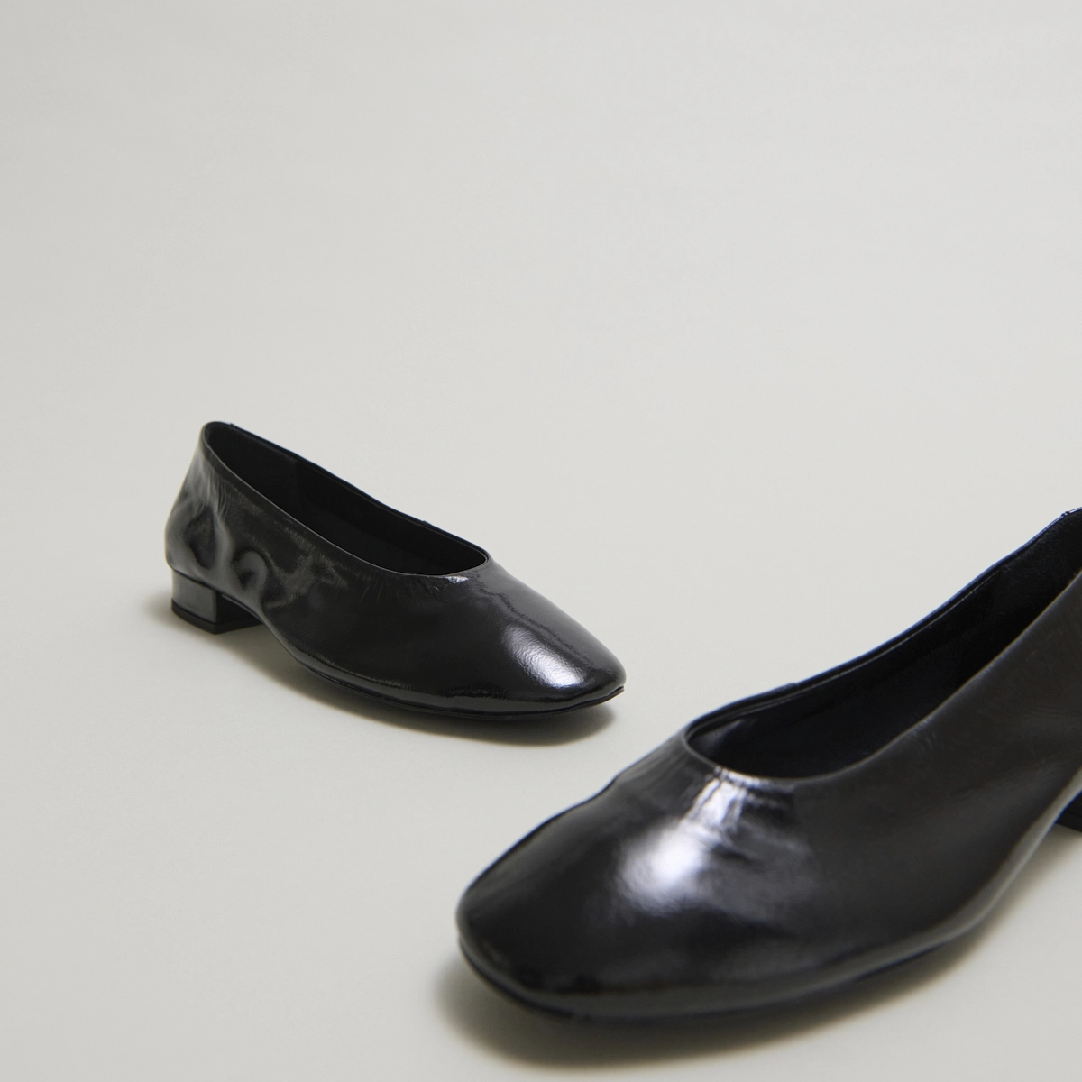 Ballerines &agrave; petits talons en vernis pliss&eacute; noir | LEA | Jonak