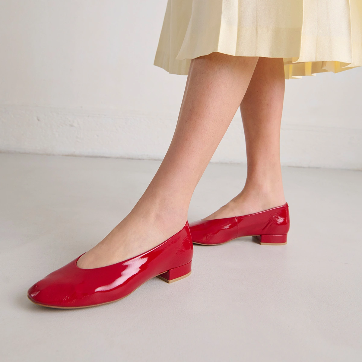 Ballerines &agrave; petits talons en vernis pliss&eacute; rouge | LEA | Jonak