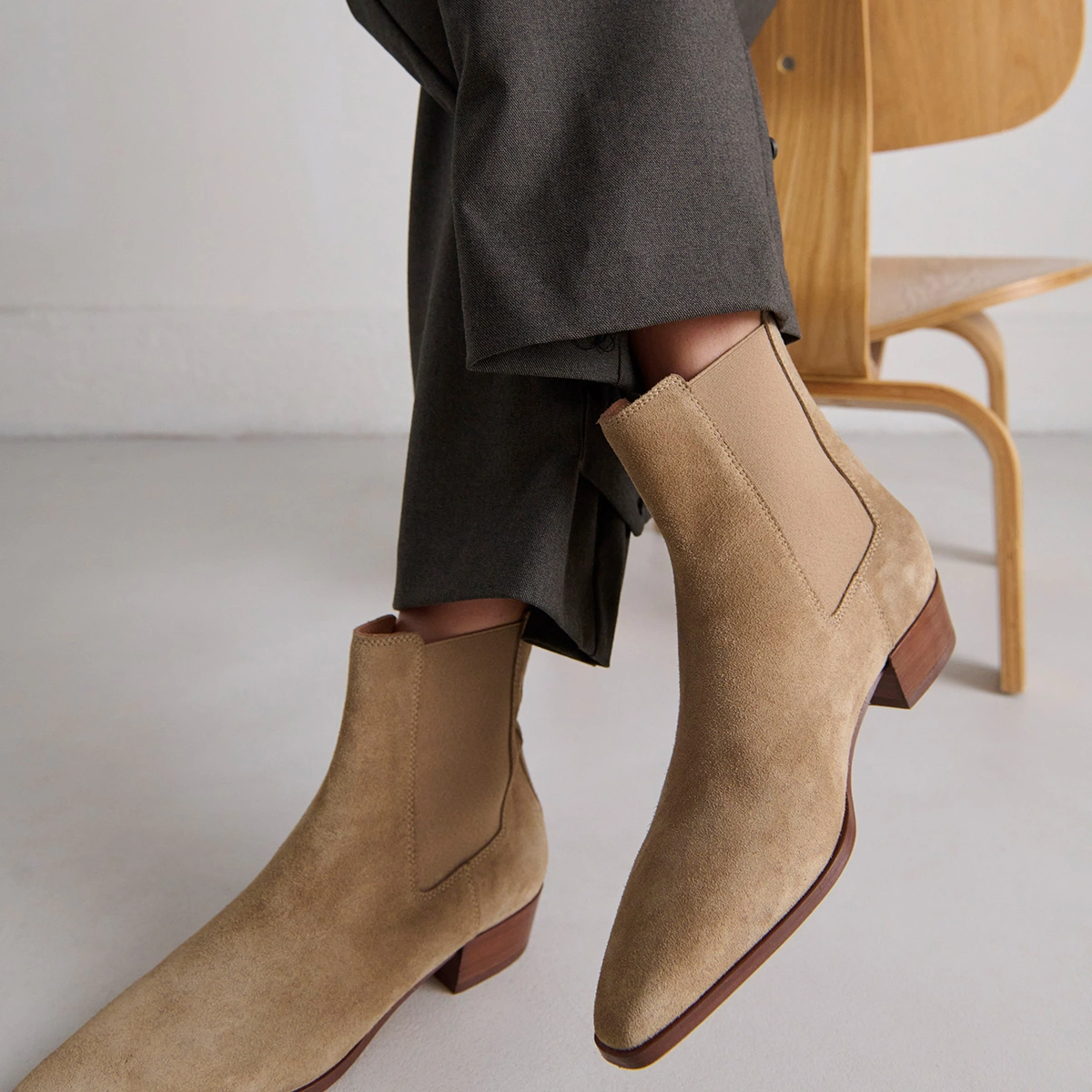 Boots à légers talons biseautés et bouts pointus en croute taupe | PAPAYE | Jonak