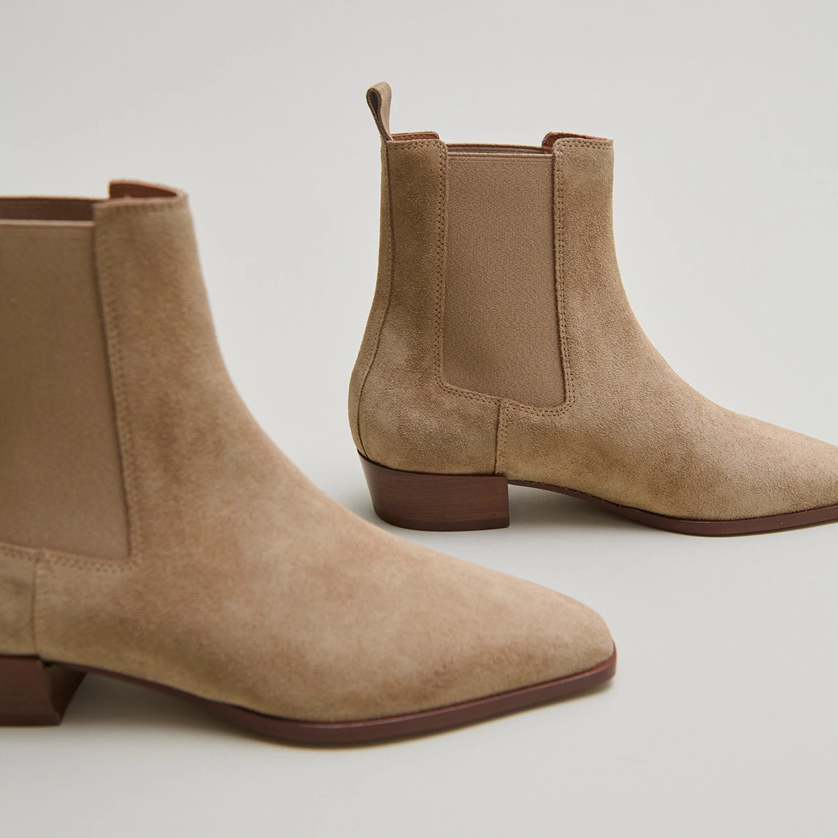 Boots à légers talons biseautés et bouts pointus en croute taupe | PAPAYE | Jonak