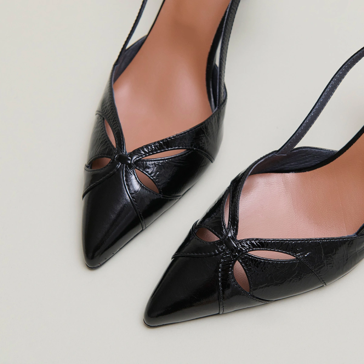 Escarpins slingbacks &agrave; bouts pointus en cuir brillant noir | DAMOUR | Jonak