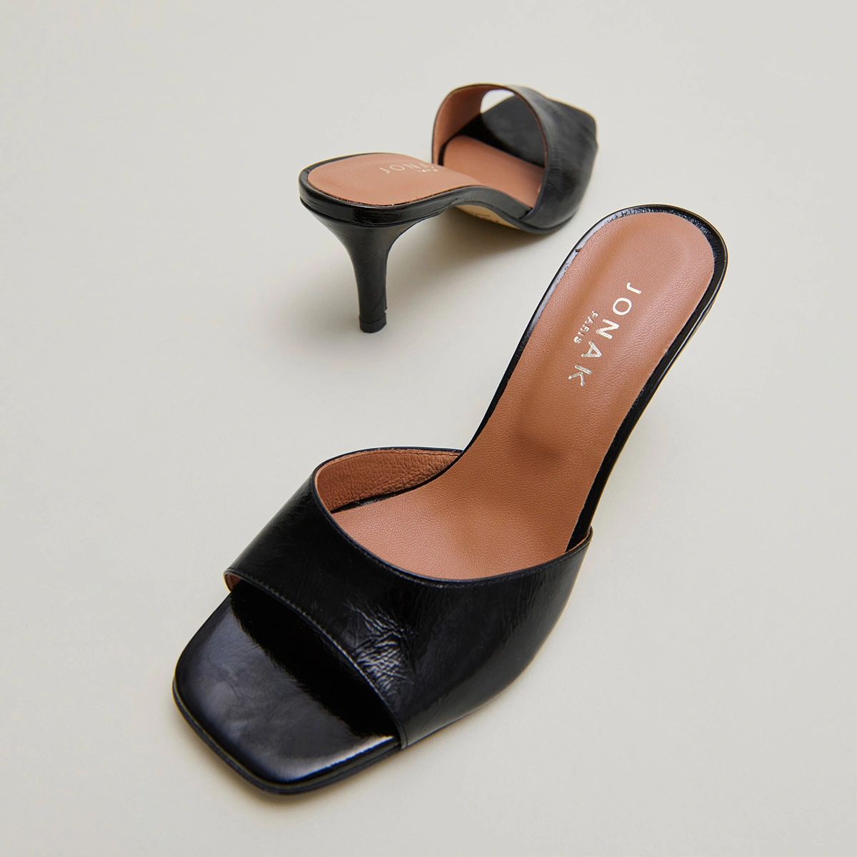 Mules à talons en cuir brillant noir | VERTIGO | Jonak