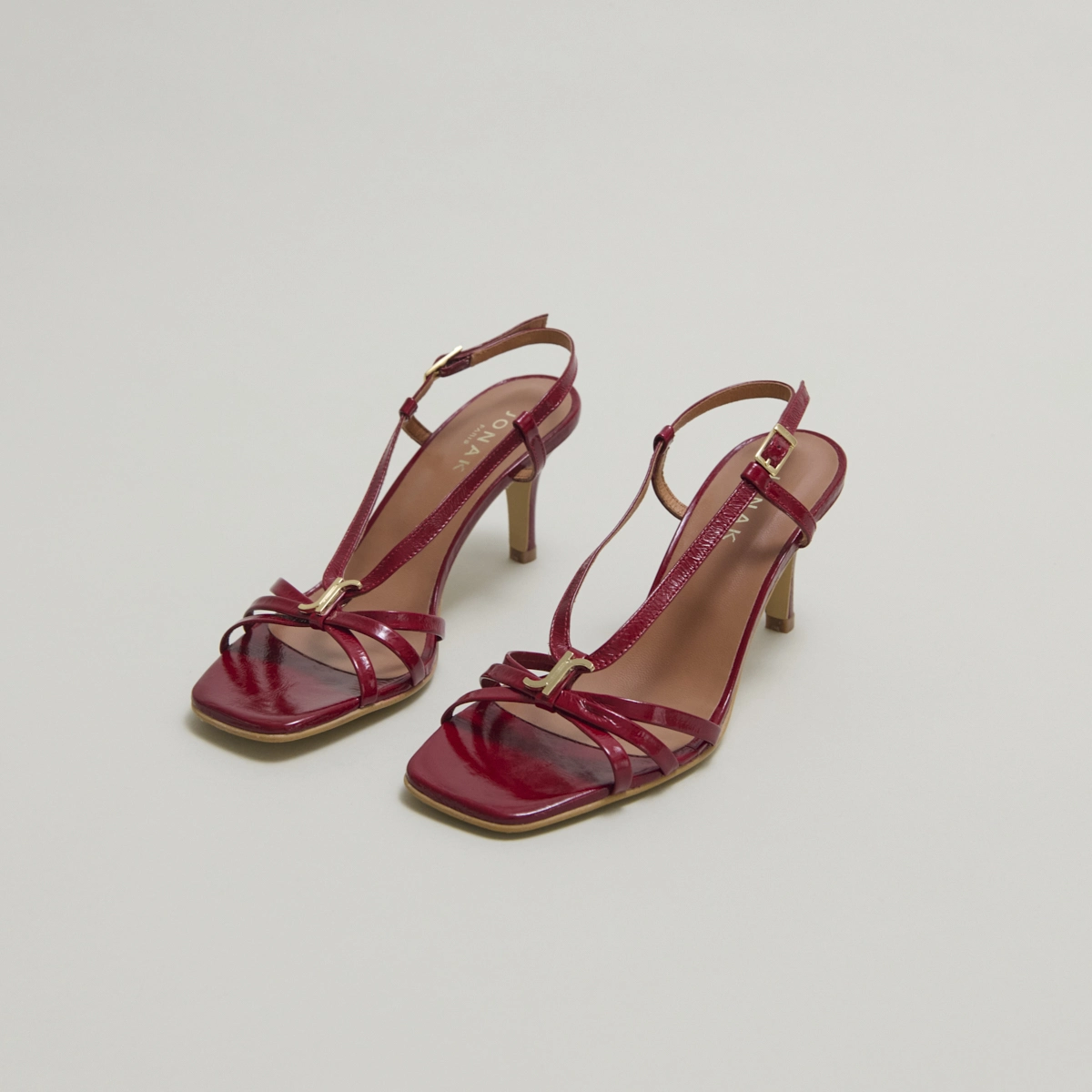 Sandales à talons et monogrammes en cuir brillant rouge carmin | VOMA | Jonak