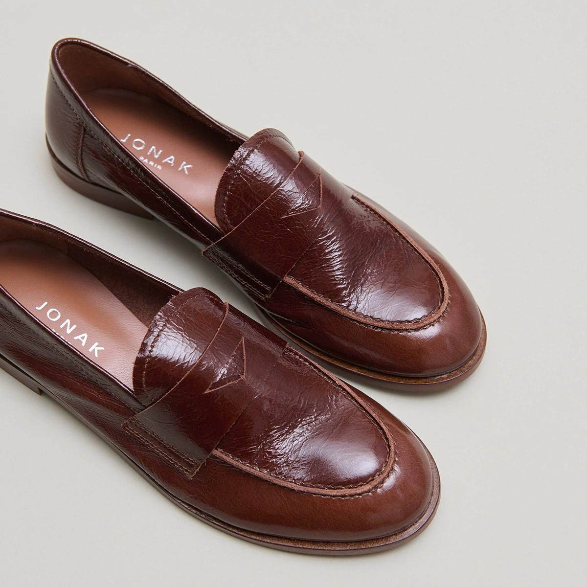 Mocassins à bouts ronds en cuir brillant marron | THELMA | Jonak