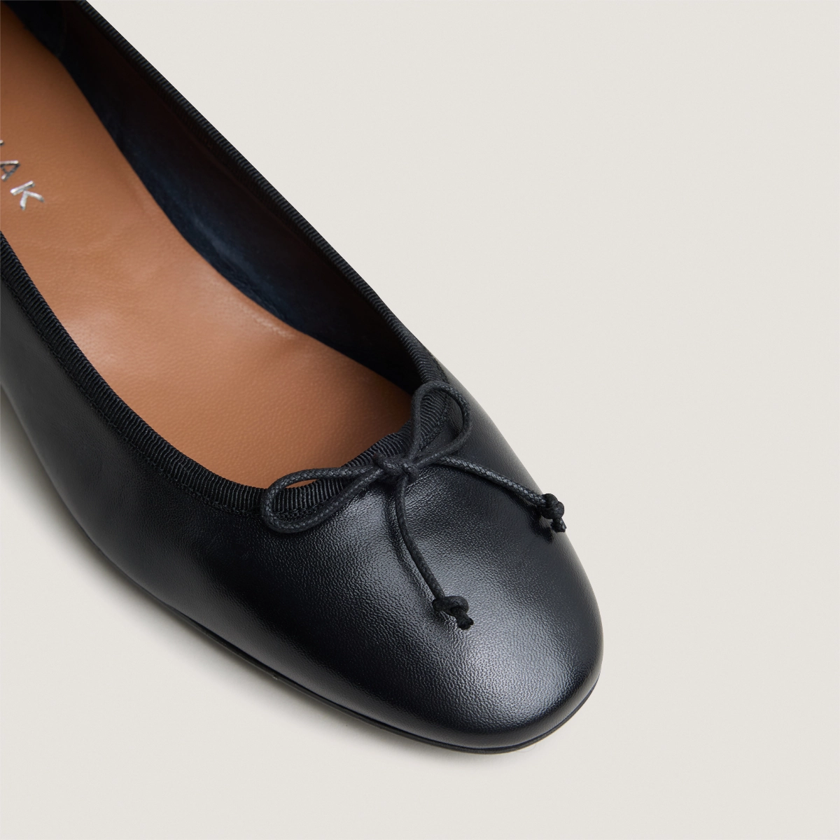 Ballerines &agrave; talons en cuir noir | DADOU | Jonak