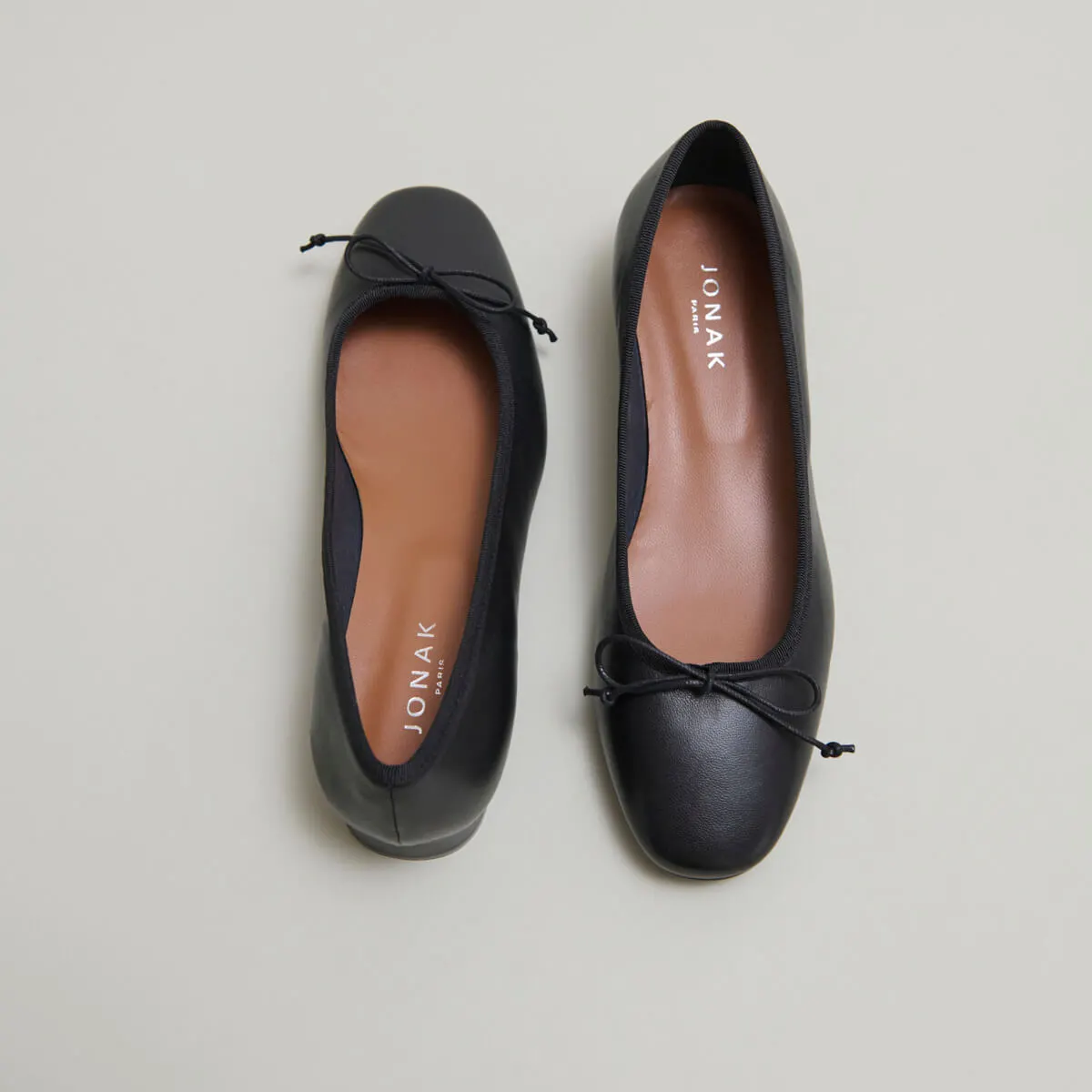 Ballerines &agrave; talons en cuir noir | DADOU | Jonak