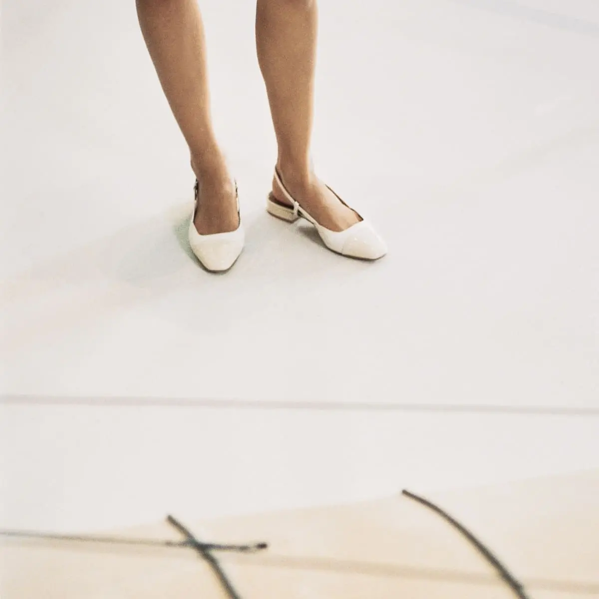 Ballerines ouvertes en vernis et cuir &eacute;crus | DHAPOU | Jonak