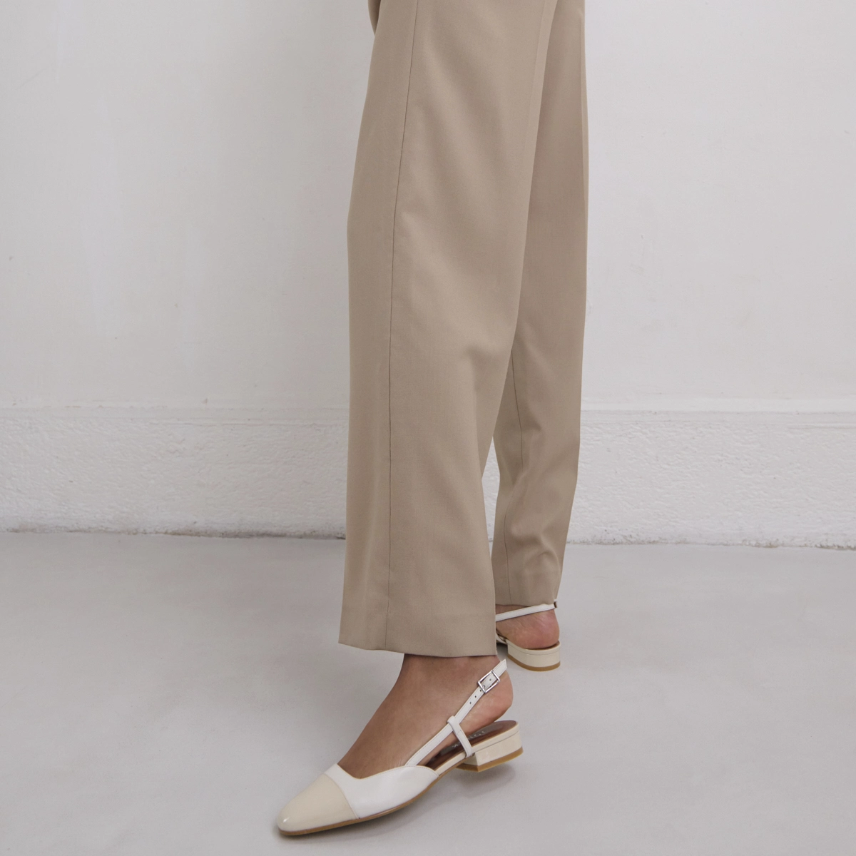Ballerines ouvertes en vernis et cuir &eacute;crus | DHAPOU | Jonak