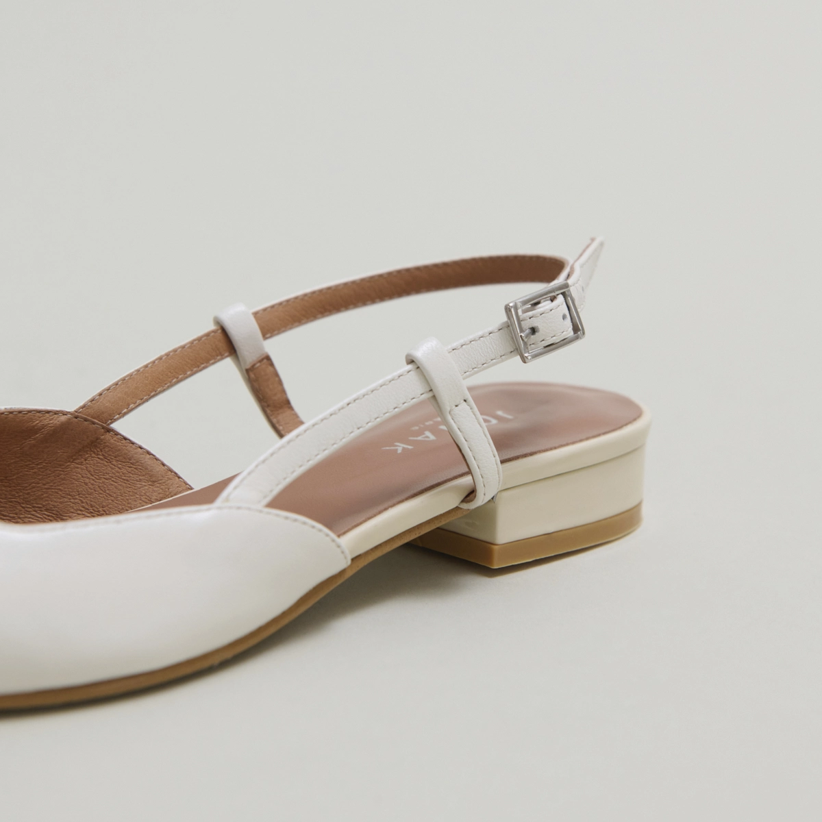 Ballerines ouvertes en vernis et cuir &eacute;crus | DHAPOU | Jonak