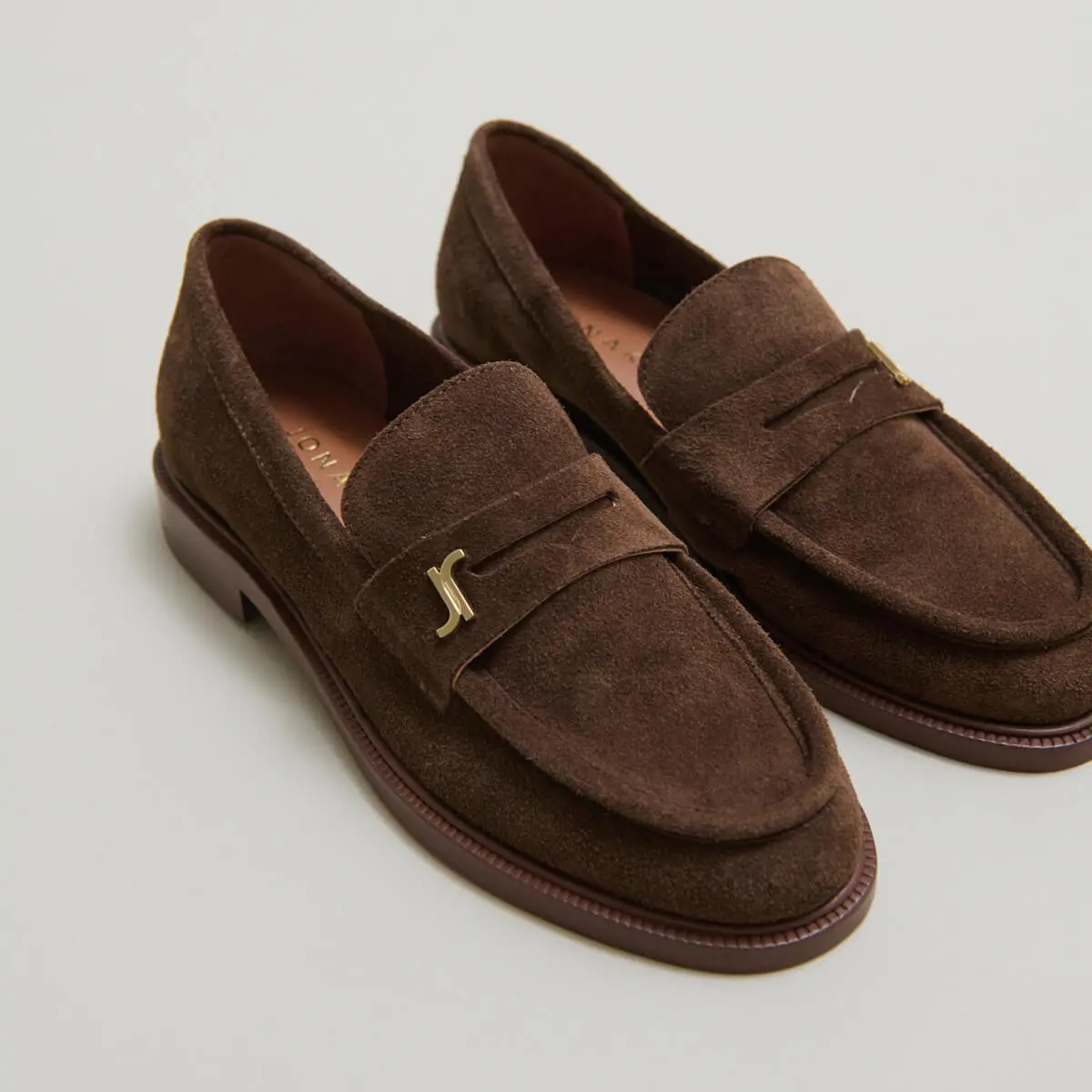 Mocassins &agrave; bouts ronds et monogrammes en cro&ucirc;te marron | DUEDI | Jonak