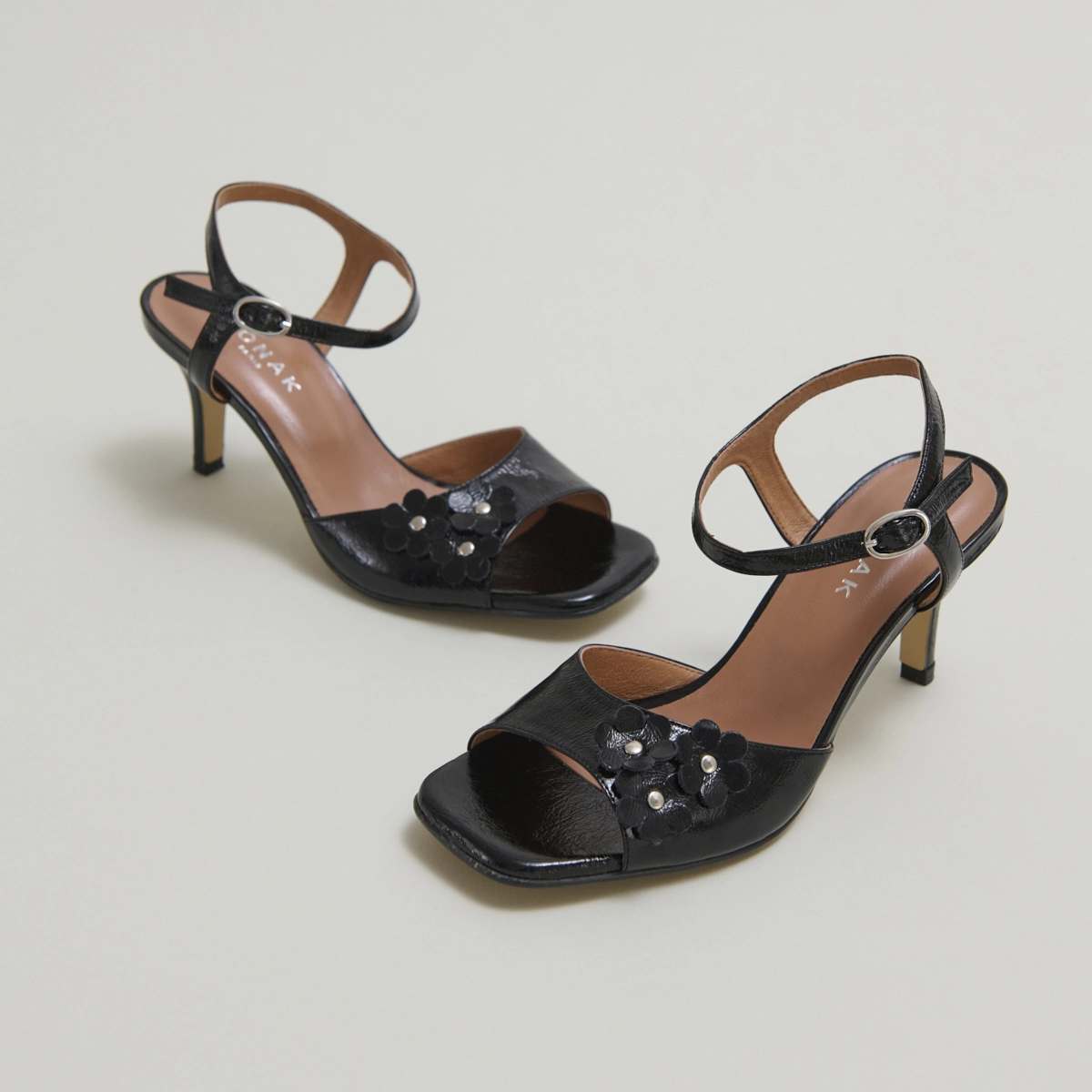 Sandales à talons et fleurs en cuir brillant noir | VAVA | Jonak
